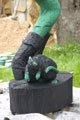 Click to see it big Ich mit Kettensäge, Bemalung der Skulptur